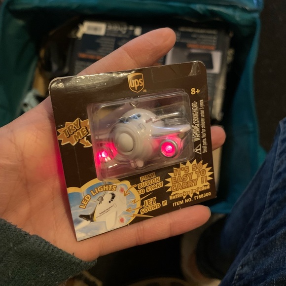 Toytech TT88300 Ups Airplane Key Chain with Lights and Sound - Picture 3 of 3